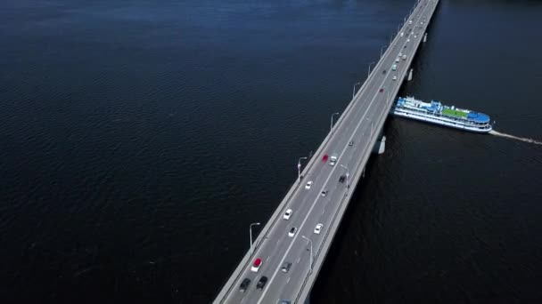 Вид Пташине Око Кліп Величезний Міст Над Океаном Руху Автомобілів — стокове відео