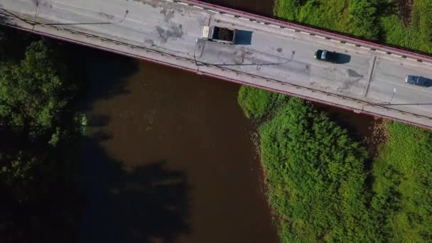 Vista Aérea Superior Estrecho Puente Sobre Río Sucio Marrón Clip — Vídeo de stock