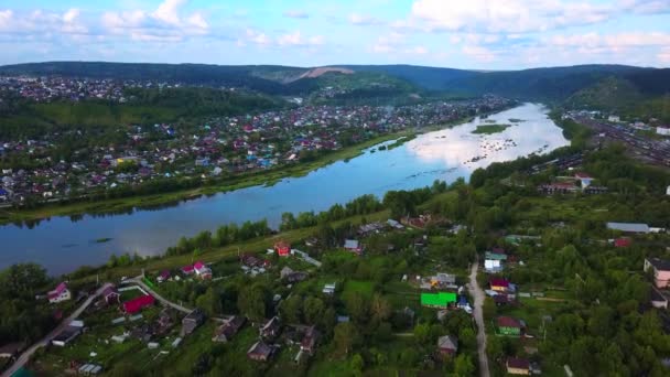 Αεροφωτογραφία Ενός Λαμπερού Ποταμού Και Ενός Χωριού Που Περιβάλλεται Από — Αρχείο Βίντεο