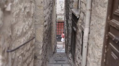 Dar sokaklar duvarlarla çevrili. Başla. Turistlerin yürüdüğü dar sokakları olan güzel bir Avrupa şehri. Yüksek kalite 4k görüntü