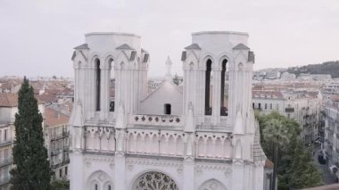 Güzel beyaz saray. Başla. Beyaz taş kilisesine bakan turistik bölgeye bakan aydınlık bir manzara. Yüksek kalite 4k görüntü