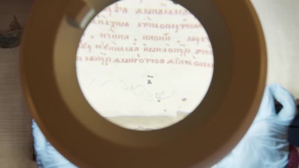 Läser Det Rysk Slaviska Språket Lagerbilder Över Papyrus Där Det — Stockvideo