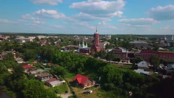 Pemandangan Kota Tua Dengan Biara Merah Pada Hari Musim Panas — Stok Video