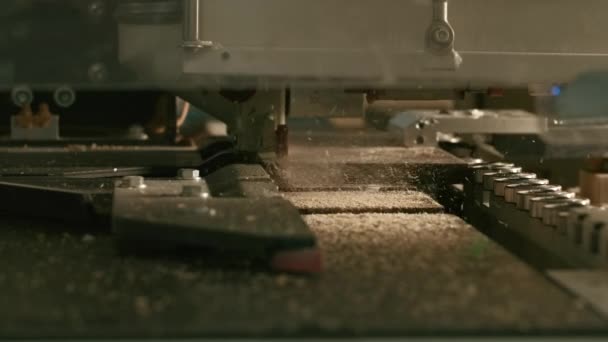 Närbild Trä Snideri Maskin Kreativ Automatiserad Industriell Träsnideri Maskin Hällristning — Stockvideo