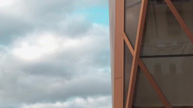 Modern bina pencerelerinin yansımalı mimarisinin en üst görüntüsü. Stok görüntüleri. Modern ofis binasının pencerelerinde gökyüzünün yansıması. Modern binanın yansımalı şık mimarisi.