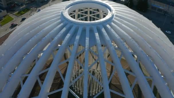 Widok Góry Białą Strukturę Kopułkową Materiał Filmowy Piękny Nowoczesny Budynek — Wideo stockowe