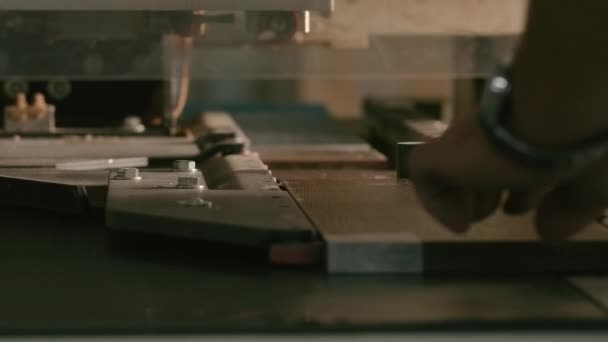 木製板用自動化機のクローズアップ クリエイティブ 木製板のための現代自動化された機械 与えられた取付けに従って産業機械移動 — ストック動画