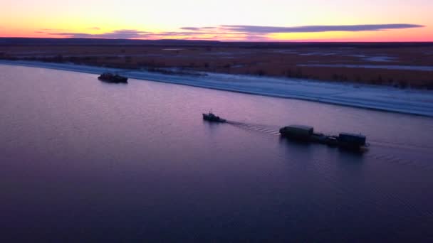 日没の美しい空と荷物を運ぶ孤独な貨物船で夜景 クリップ 水運のコンセプト — ストック動画
