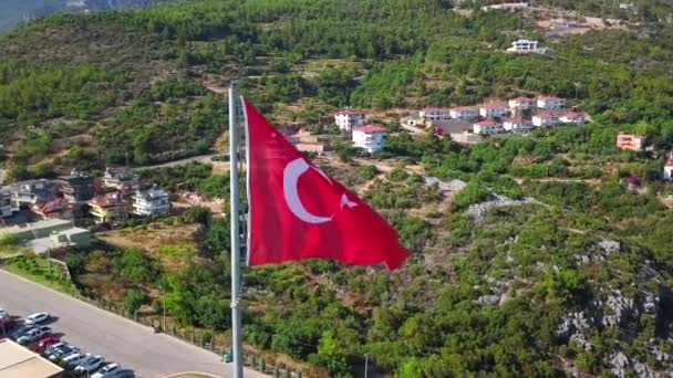 Widok Lotu Ptaka Czerwoną Flagę Turcji Klip Letnie Zielone Góry — Wideo stockowe
