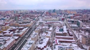 Yüksek binaları olan kış şehri. Dar sokakları ve yüksek evleri olan bir şehirde bir helikopterden görüntü. Yüksek kalite 4k görüntü