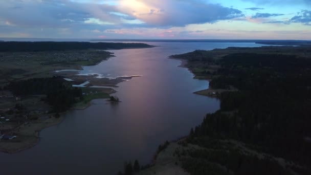 Günbatımı Arkaplanındaki Bataklık Bir Arazinin Havadan Görünüşü Şarjör Nehir Tarlaları — Stok video