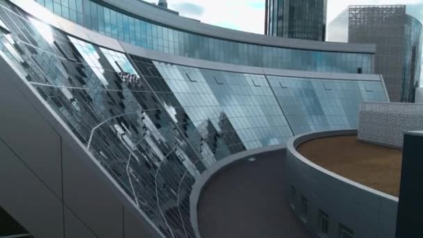 Nowoczesny Budynek Szklanymi Oknami Odbiciem Materiał Filmowy Nowoczesna Architektura Szklanych — Wideo stockowe