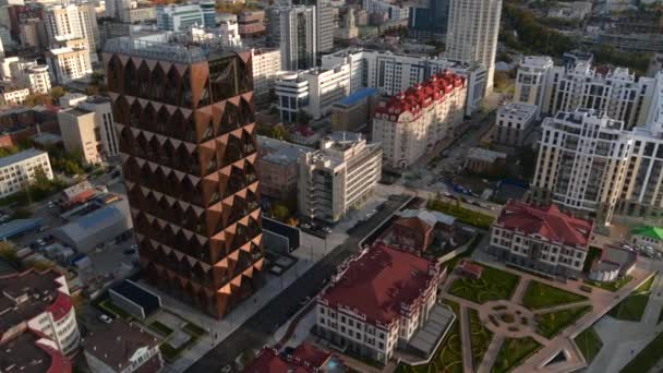 都市の背景に建物のモダンなデザインのトップビュー ストック映像 美しい建築と近代的なビジネスビルを備えた現代都市 都市の背景にあるオフィスを備えたゴールデンエディション — ストック動画