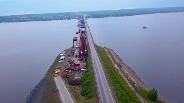 Вид Воздуха Длинный Мост Пересекающий Широкую Реку Клип Процесс Строительства — стоковое видео
