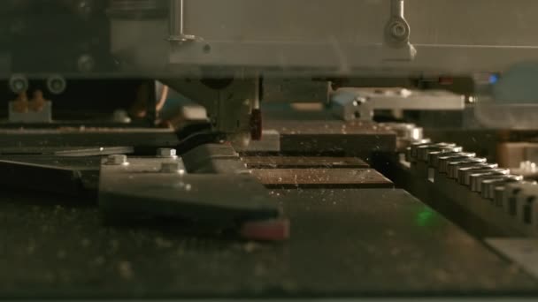 Nahaufnahme Einer Holzschnitzmaschine Kreativ Automatisierte Industrielle Holzschnitzmaschine Schnitzen Auf Holzbrett — Stockvideo
