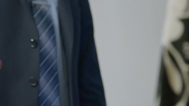  Bir işbirliği örneği. Tak görüntüsü. İki işadamı anlaşma yapar ve el sıkışır. Yüksek kalite 4k görüntü