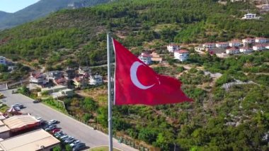 Türkiye 'nin ulusal tehlike bayrağının havadan görünüşü. Şarjör. Yaz yeşili dağ ve binaları olan bitki örtüsü