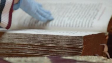 Eski alfabe. Stok görüntüleri. Bir uzman, müze için yıllıkların yer aldığı büyük kitaplar da dahil olmak üzere sergileri analiz ediyor. Yüksek kalite 4k görüntü