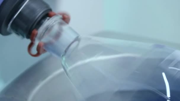 ボトルを回した ストック映像 特殊な化学元素に加熱される青い化学液体 高品質の4K映像 — ストック動画