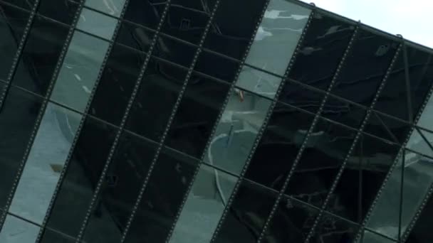 Schwarzglasbüro Archivmaterial Schwarze Fenster Eines Hohen Gebäudes Einer Höhe Die — Stockvideo
