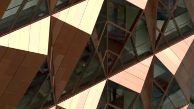 Modern cam gökdelenin dış görünüşü, güneş ışığı ve pencerelere yansıyan görüntüsü. Stok görüntüleri. Bronz piramit şeklindeki ofis binası