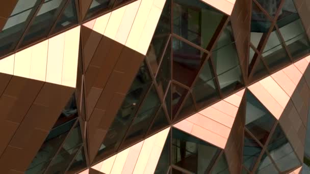 空中拍摄的现代玻璃摩天大楼的外部与阳光和反射在窗户上 库存录像 具有青铜金字塔形状的办公楼 — 图库视频影像