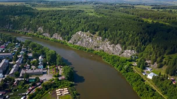 Pemandangan Alam Pedesaan Dengan Sungai Lentur Jepit Desa Kecil Dengan — Stok Video