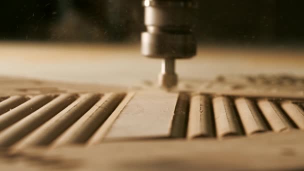 木材掘削のための針のクローズアップ クリエイティブ 木製板の掘削パターンのための機械 産業機械による木材加工と彫刻 — ストック動画