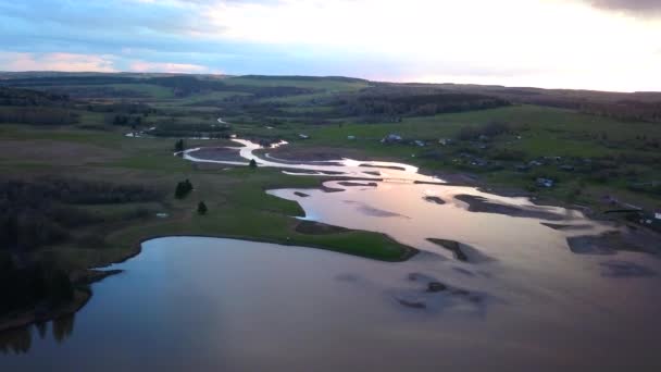 日没の空の背景にある湿った地形の空中ビュー クリップ ベンディング川と畑 — ストック動画