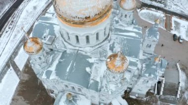  Mavi büyük manastır. Kuş bakışı görüş. Şarjör. Güzel bir Ortodoks manastırının uzaktan inşa edildiği ormanın yanında kış karı. Yüksek kaliteli FullHD görüntüler
