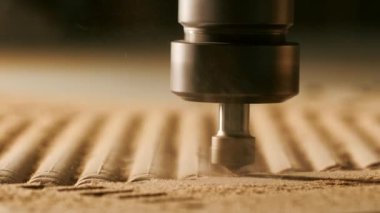  Kesici. Yaratıcılık. Üretim, özel bir aracın yardımıyla dönüşümlü bir hareket gerçekleştiriyor, dolayısıyla kesiyor. Yüksek kalite 4k görüntü