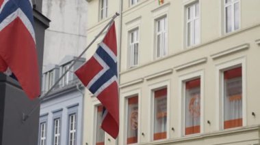 Norveç 'e git. Eylem. Norveç 'in iki kırmızı bayraklı Narrow Caddesi. Yüksek kalite 4k görüntü