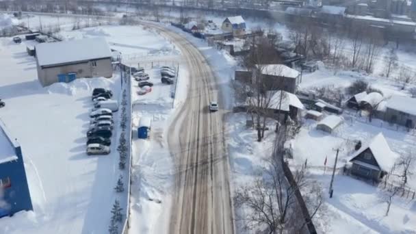 Αεροφωτογραφία Επαρχιακού Αγροτικού Δρόμου Που Καλύπτεται Από Χιόνι Κλιπ Πετώντας — Αρχείο Βίντεο