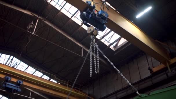 細部を運ぶ産業クレーンの大きい金属の構造 クリップ 工場での重機の背景 — ストック動画