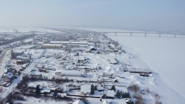 Letecký Výhled Město Jezera Ranním Oparu Klip Vesnice Pokrytá Sněhem — Stock video