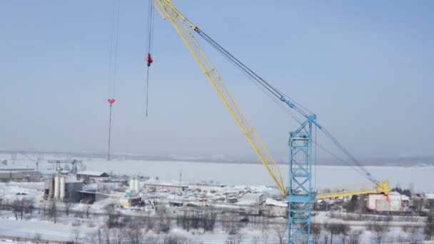建設現場のクレーンとの産業用空中背景 クリップ 冬の凍った風景 重機の概念 — ストック動画