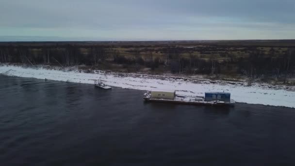 氷と冬の川のバージの空中ビュー クリップ 商品の水の輸送について — ストック動画