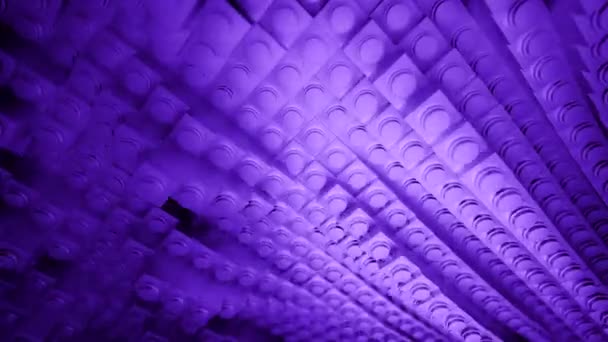 組み立てられた紫色および赤いコンストラクター デザイン モザイクの明るいアニメーションバックグラウンドは 高速で上昇し 落ちる 高品質の4K映像 — ストック動画