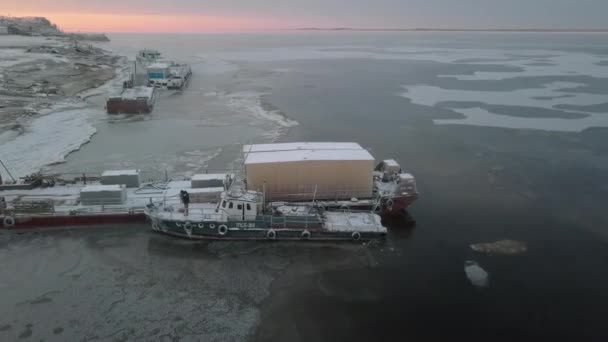 Εκφόρτωση Θαλάσσιων Σκαφών Στην Ακτή Χειμώνα Κλιπ Κάτοψη Των Εμπορευματοκιβωτίων — Αρχείο Βίντεο