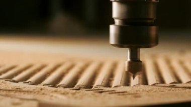  Kesici. Yaratıcılık. Üretim, özel bir aracın yardımıyla dönüşümlü bir hareket gerçekleştiriyor, dolayısıyla kesiyor. Yüksek kalite 4k görüntü