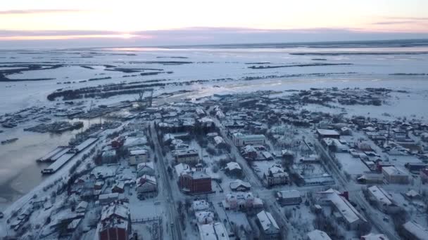 Vista Aérea Una Gran Ciudad Con Techos Construcción Cubiertos Nieve — Vídeo de stock