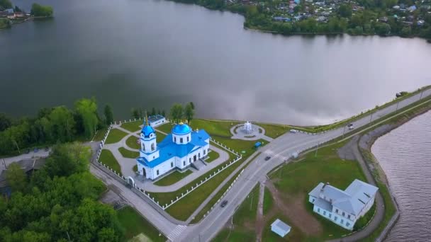 Nehir Kıyısında Mavi Kubbeli Bir Kilise Manzarası Şarjör Mavi Çatılı — Stok video