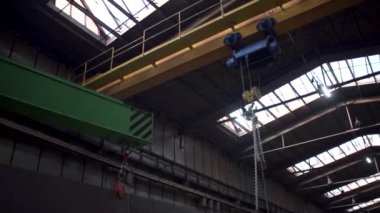 Endüstriyel vinç taşıma detaylarının büyük metal yapısı. Şarjör. Fabrikada ağır makineler var.