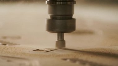 Tahtadaki desen yakın çekim. Yaratıcı. İnce ahşap oyma makinesi. Tahtaya kum fırtınası ile makine matkaplar. 