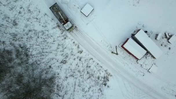 Widok Lotu Ptaka Wiejskiej Drogi Pokrytej Śniegiem Klip Latanie Nad — Wideo stockowe