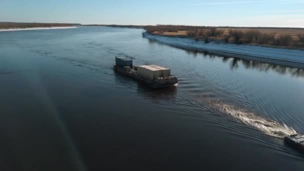 用驳船推河 满载货物在河上漂浮的驳船的顶部视图 在阳光灿烂的日子里 江上的驳船在地平线的衬托下如画地漂浮着 — 图库视频影像