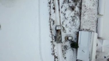 Kargo taşımacılığı. Şarjör. Yüksek bir yerden çitlerin yanındaki yüklü arabaların üzerinden kış pisti atışı. Yüksek kaliteli FullHD görüntüler