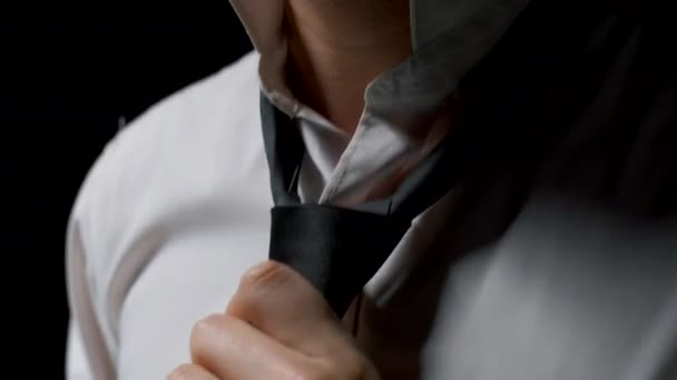 Close Homem Vestido Com Camisa Branca Uma Gravata Escura Imagens — Vídeo de Stock