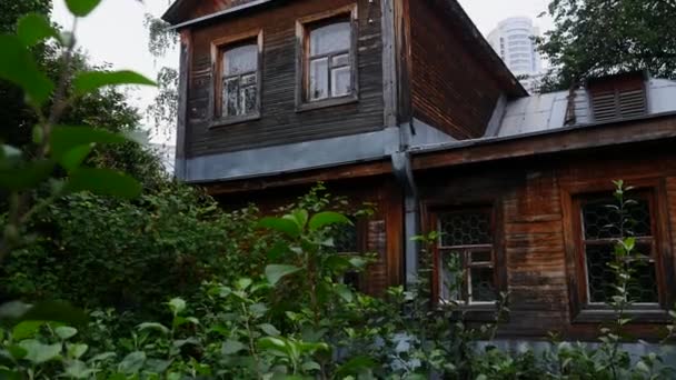 Das Äußere Eines Holzhauses Auf Dem Land Archivmaterial Traditionelles Wohnhaus — Stockvideo