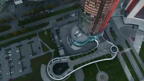 Αεροφωτογραφία Ουρανοξύστη Στρογγυλή Γυάλινη Πρόσοψη Στικ Όμορφο Κέντρο Της Πόλης — Αρχείο Βίντεο